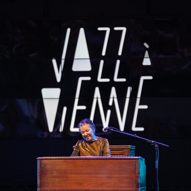 Photographie d'une artiste jouant du piano sur une scène du festival Jazz à Vienne